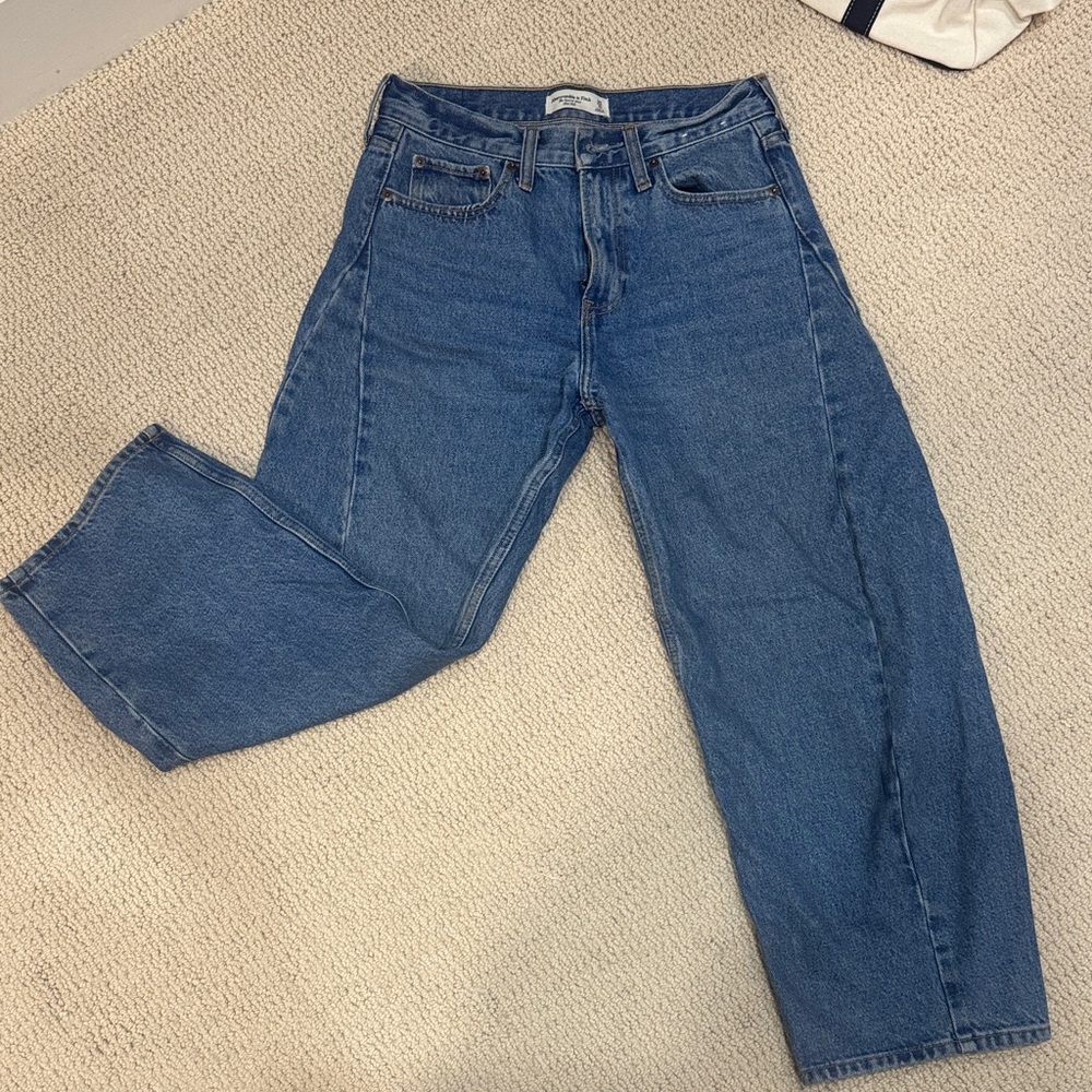 Abercrombie & Fitch Barrel Jean 25s